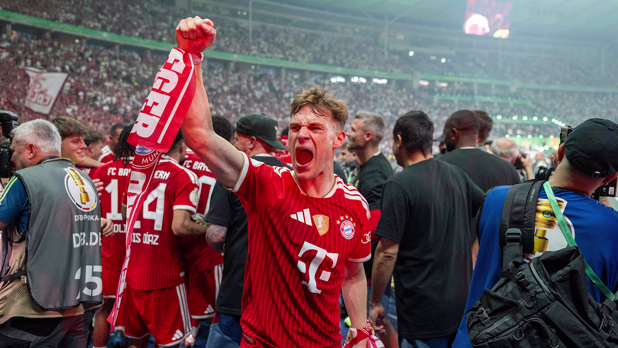 BayernHub IL — אוהדי באיירן מינכן חוגגים ביציע אליאנץ ארנה